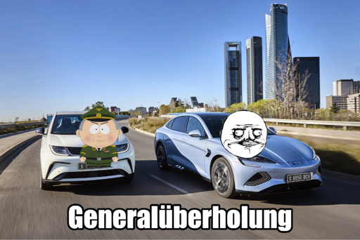 Zwei Autos auf einer Straße fahrend, Perspektive schräg von vorne. Das rechte Auto hat das linke überholt. Auf das linke Auto ist ein General im South-Park Stil eingefügt. Auf dem rechten Auto ist das "Me Gusta" Gesicht eingefügt. Unten steht der Text "Generalüberholung".